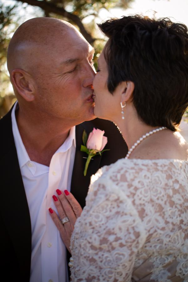 grand canyon wedding bride and groom kissing